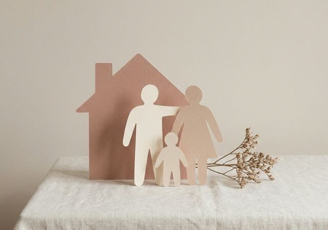 Familj poserar leende tillsammans för blogginlägg